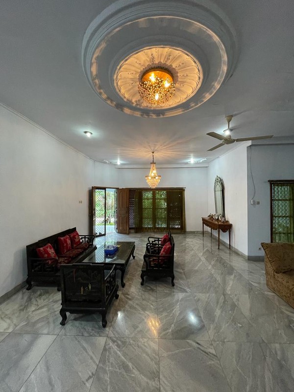 Rumah Clasic dengan halaman yg sangat luas Sejuk dan Nyaman