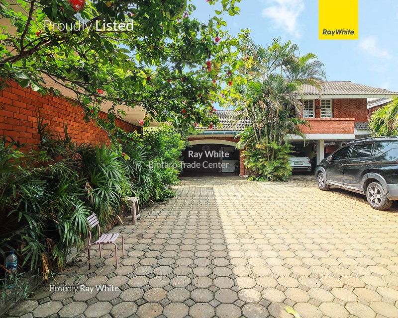 Rumah Siap Huni dengan Kondisi Terawat dan Halaman Luas @Rempoa.