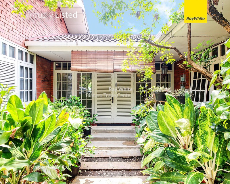 Rumah Siap Huni dengan Kondisi Terawat dan Halaman Luas @Rempoa.