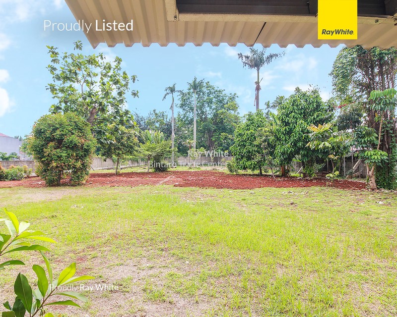 Rumah Siap Huni dengan Kondisi Terawat dan Halaman Luas @Rempoa.