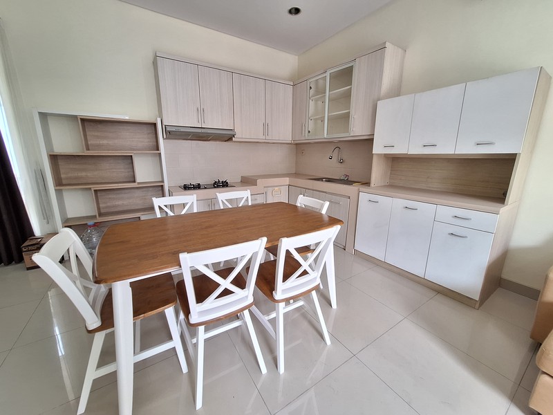 Disewa Rumah Furnished, Residence One Serpong Tangerang Satan, Selangkah ke Binus Internasional School, Rapih, Siap Huni