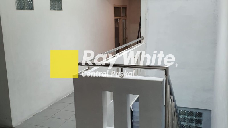 Rumah di Jalan Utama Sarimana Sarijadi Bandung