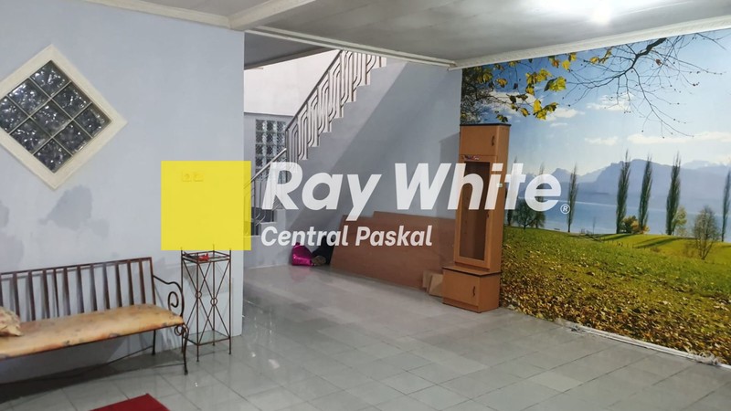 Rumah di Jalan Utama Sarimana Sarijadi Bandung