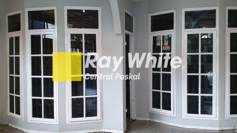 Rumah di Jalan Utama Sarimana Sarijadi Bandung