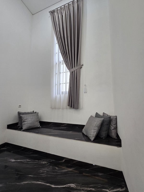 Rumah Mewah furnished dengan Kolam Renang di Puspita Loka BSD