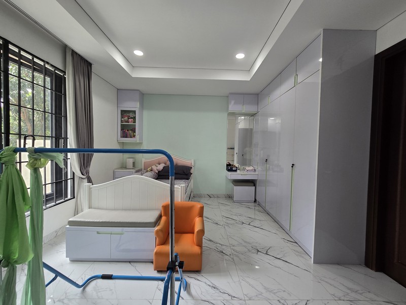 Rumah Mewah furnished dengan Kolam Renang di Puspita Loka BSD