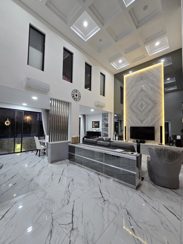Rumah Mewah furnished dengan Kolam Renang di Puspita Loka BSD