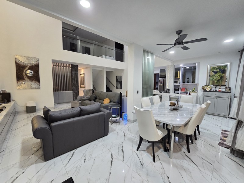 Rumah Mewah furnished dengan Kolam Renang di Puspita Loka BSD