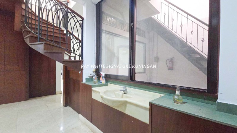 Rumah 2 Lantai Disewakan di Jalan Cirebon Menteng Jalan Lebar