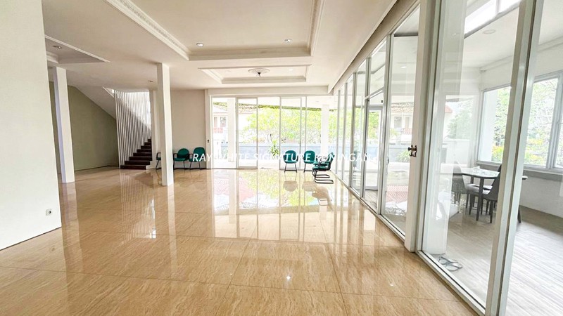 Rumah Design Tropical Modern di Villa Hijau Pondok Indah