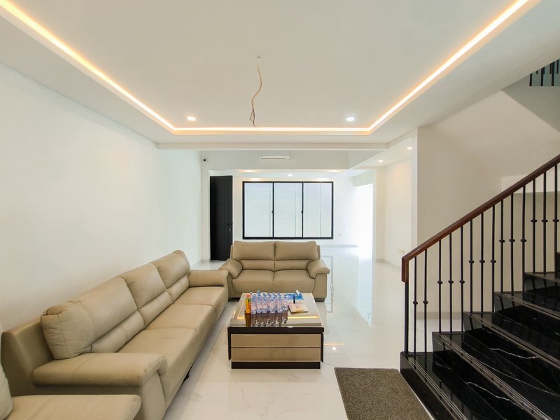 Rumah Brand New Build 4 BR Luas Tanah 222m2 Pool Hoek Smart Home American Classic di Maleo Sektor 9 Bintaro