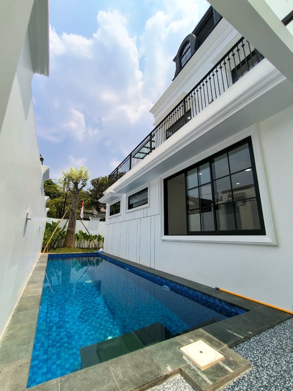 Rumah Brand New Build 4 BR Luas Tanah 222m2 Pool Hoek Smart Home American Classic di Maleo Sektor 9 Bintaro