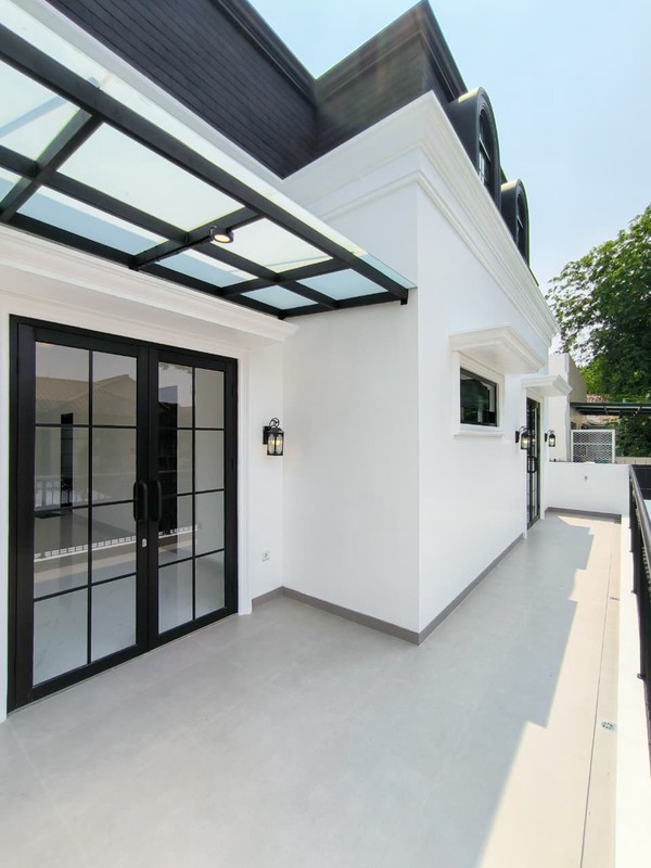 Rumah Brand New Build 4 BR Luas Tanah 222m2 Pool Hoek Smart Home American Classic di Maleo Sektor 9 Bintaro
