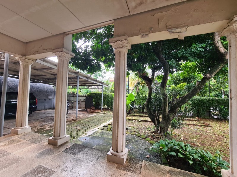 Rumah Dengan Halaman Luas Dekat Akses Tol Di Cinere