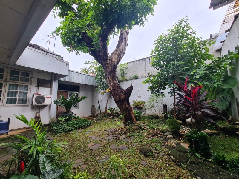 Rumah Dengan Halaman Luas Dekat Akses Tol Di Cinere