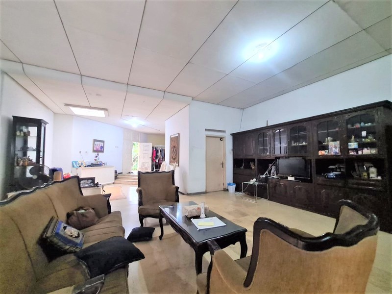 Rumah Dengan Halaman Luas Dekat Akses Tol Di Cinere