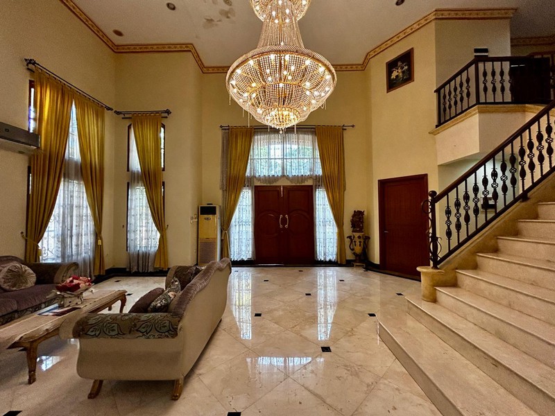 Disewakan Rumah Mewah Siap Huni di Boulevard Palm Raya Karawaci