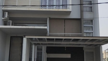 Dijual Rumah 3 Lantai di Komplek Duta Garden