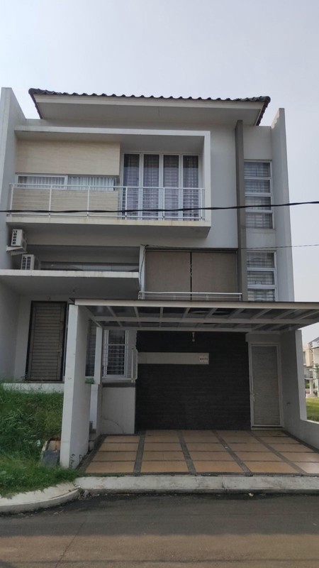 Dijual Rumah 3 Lantai di Komplek Duta Garden
