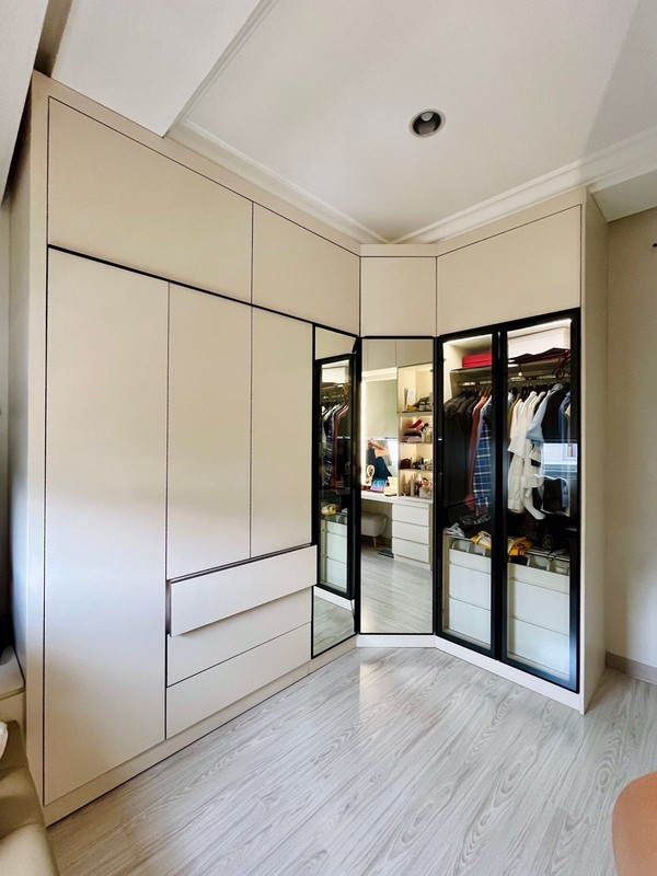 Dijual Rumah 3 Lantai di Komplek Duta Garden