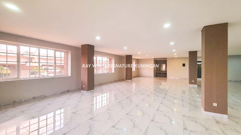 Disewakan Gedung Kantor 3 Lantai di Jl Cipinang Indah I