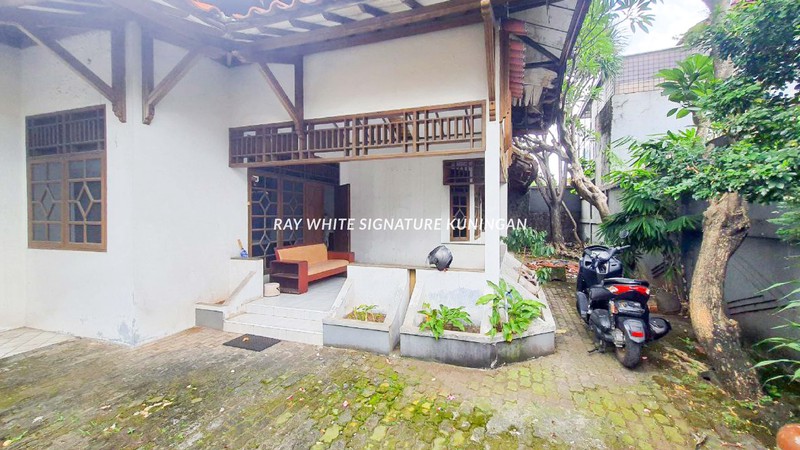 Dijual Rumah Klasik di Jl. Curug Jaya