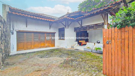 Dijual Rumah Klasik di Jl. Curug Jaya