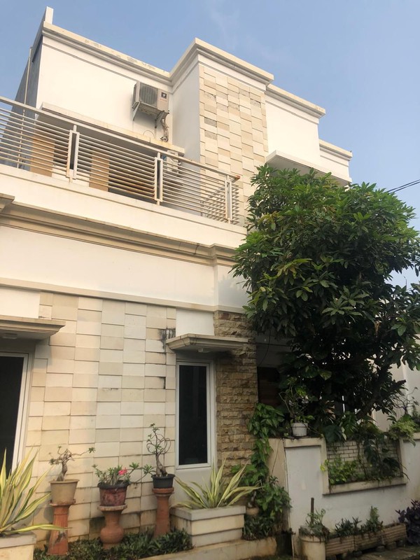 Rumah Bagus Di Duta Bintaro, Jl Tampak Siring Serpong Tangerang Selatan