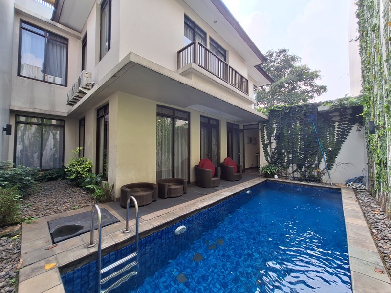 Rumah Furnished Dengan Private Pool di Serenia Hills Lebak Bulus