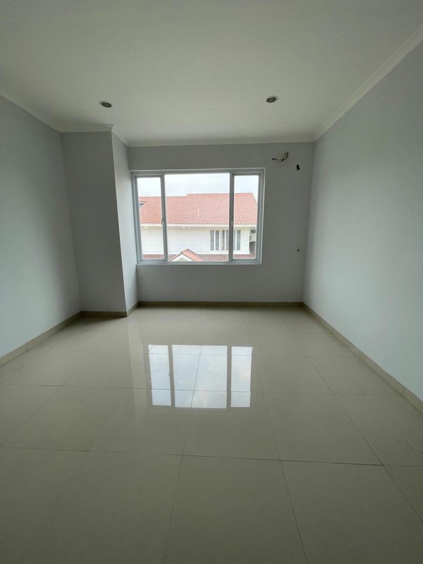Rumah Bagus di Jakarta Selatan dengan KT 4+2 KM 4+1 Siap Huni Sertifikat SHM