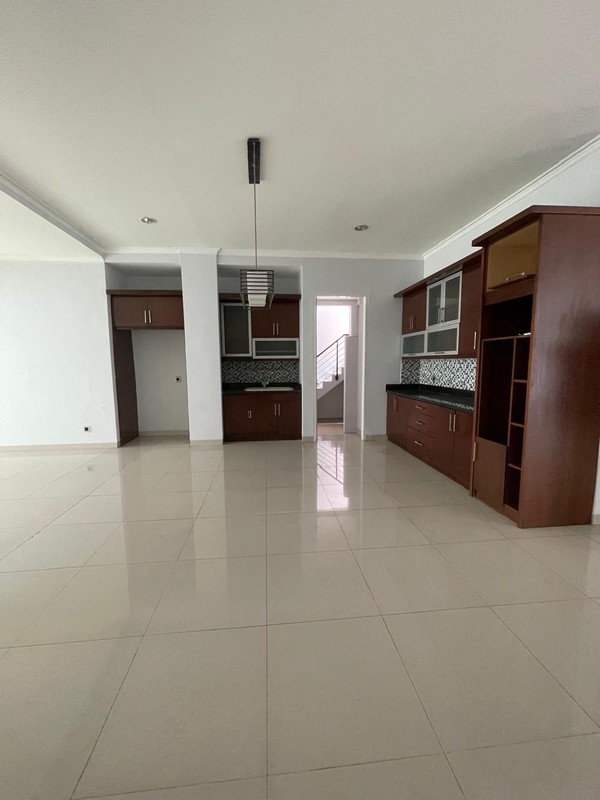 Rumah Bagus di Jakarta Selatan dengan KT 4+2 KM 4+1 Siap Huni Sertifikat SHM
