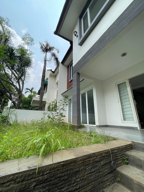 Rumah Bagus di Jakarta Selatan dengan KT 4+2 KM 4+1 Siap Huni Sertifikat SHM