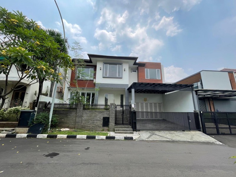 Rumah Bagus di Jakarta Selatan dengan KT 4+2 KM 4+1 Siap Huni Sertifikat SHM