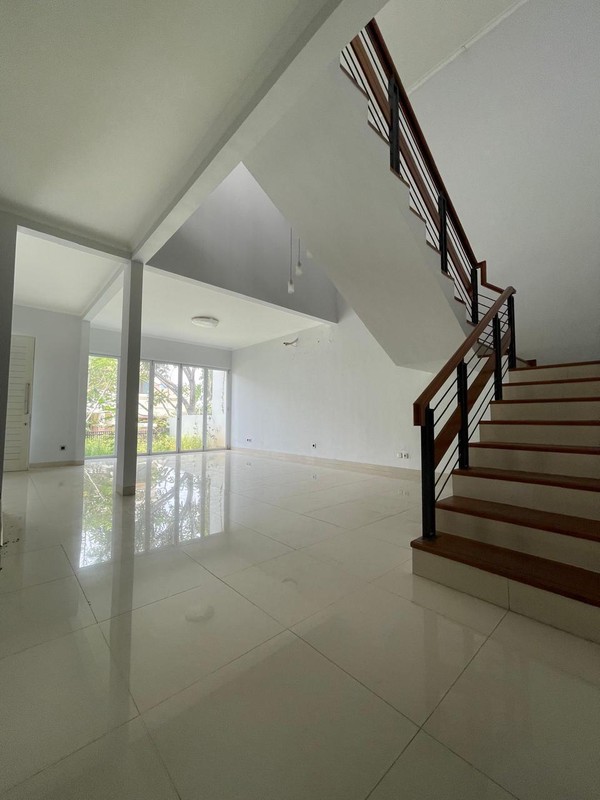 Rumah Bagus di Jakarta Selatan dengan KT 4+2 KM 4+1 Siap Huni Sertifikat SHM