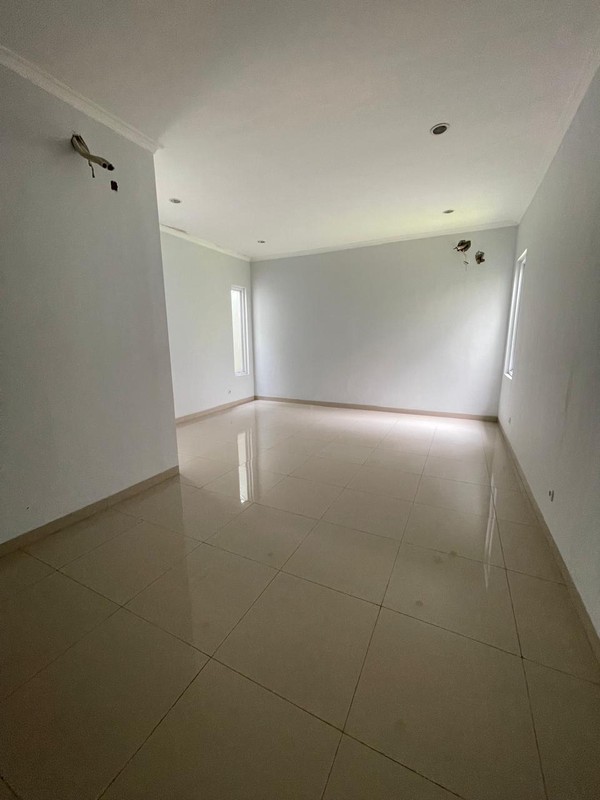 Rumah Bagus di Jakarta Selatan dengan KT 4+2 KM 4+1 Siap Huni Sertifikat SHM