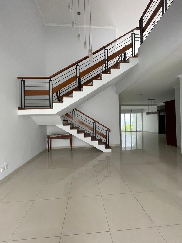 Rumah Bagus di Jakarta Selatan dengan KT 4+2 KM 4+1 Siap Huni Sertifikat SHM