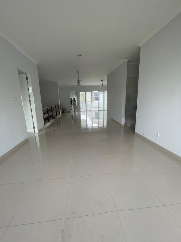 Rumah Bagus di Jakarta Selatan dengan KT 4+2 KM 4+1 Siap Huni Sertifikat SHM