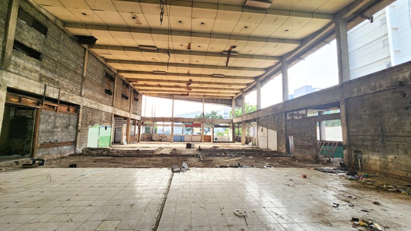 Gedung Ex-Showroom Mobil di Jl. Soepomo Tebet - Jaksel