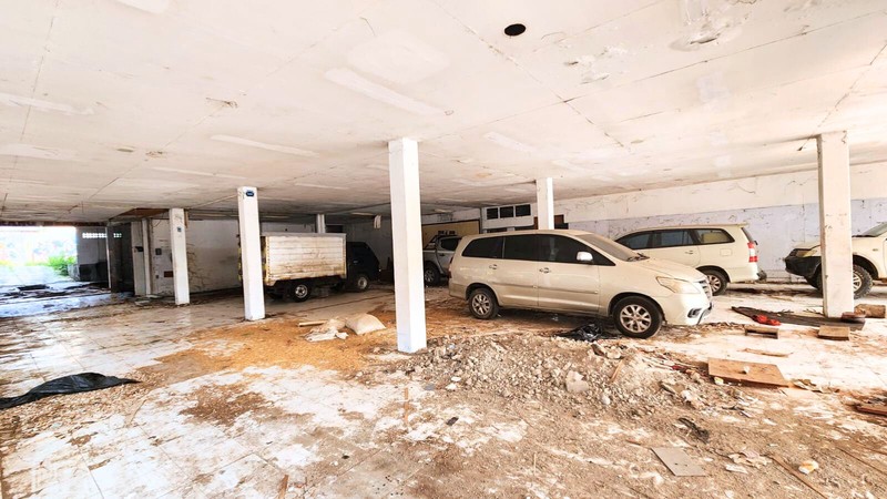 Gedung Ex-Showroom Mobil di Jl. Soepomo Tebet - Jaksel