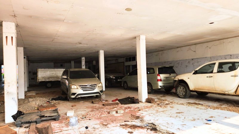 Gedung Ex-Showroom Mobil di Jl. Soepomo Tebet - Jaksel