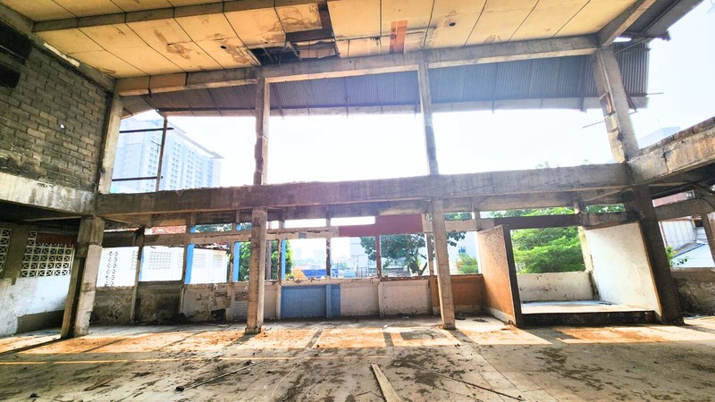 Gedung Ex-Showroom Mobil di Jl. Soepomo Tebet - Jaksel