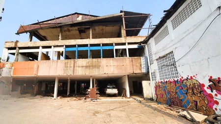 Gedung Ex-Showroom Mobil di Jl. Soepomo Tebet - Jaksel