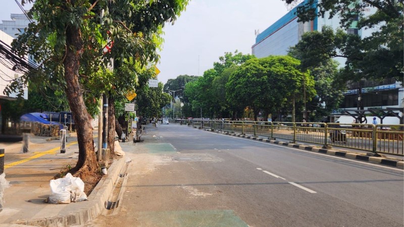 Gedung Ex-Showroom Mobil di Jl. Soepomo Tebet - Jaksel