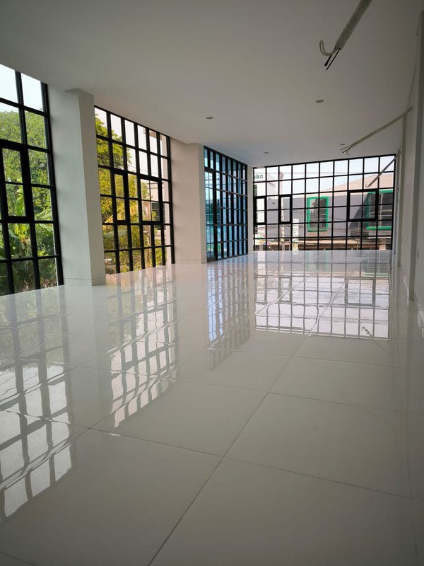 Dijual / Disewakan Ruko Baru 4 Lantai Premium Lokasi Strategis di Dinoyo, Surabaya