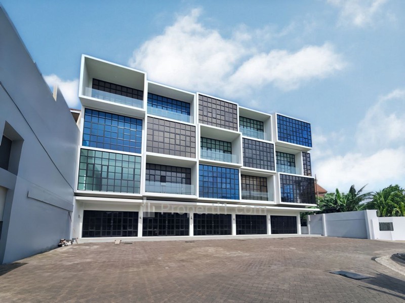 Dijual / Disewakan Ruko Baru 4 Lantai Premium Lokasi Strategis di Dinoyo, Surabaya