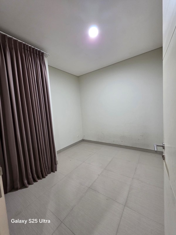 1 Milyar-an  Dijual Rumah Citraland The Greenlake Surabaya Barat - Modern 2 Lantai BONUS SEMI Furnished dekat Wisata Bujit Mas, Pakuwon Mall
