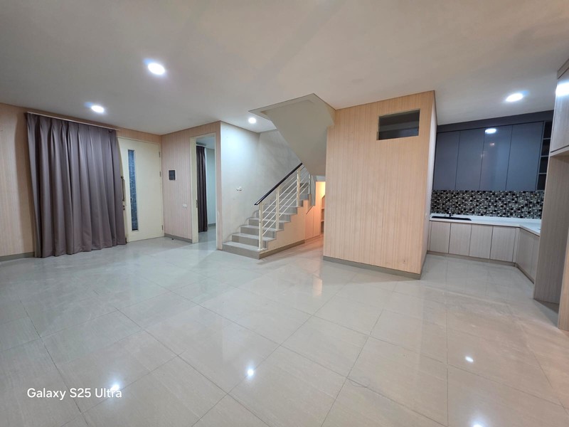 1 Milyar-an  Dijual Rumah Citraland The Greenlake Surabaya Barat - Modern 2 Lantai BONUS SEMI Furnished dekat Wisata Bujit Mas, Pakuwon Mall