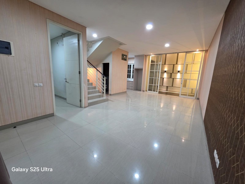 1 Milyar-an  Dijual Rumah Citraland The Greenlake Surabaya Barat - Modern 2 Lantai BONUS SEMI Furnished dekat Wisata Bujit Mas, Pakuwon Mall