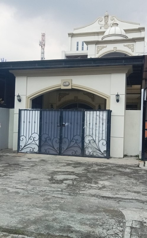 Rumah Bergaya American Classic 2,5 Lantai di Cibiru