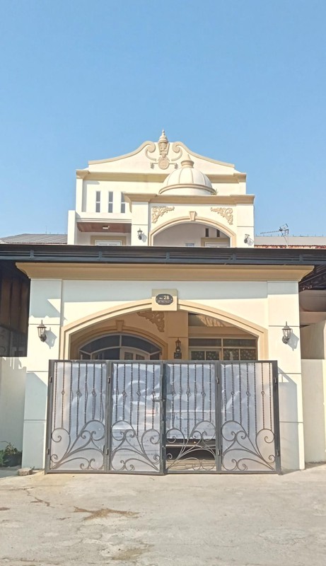 Rumah Bergaya American Classic 2,5 Lantai di Cibiru